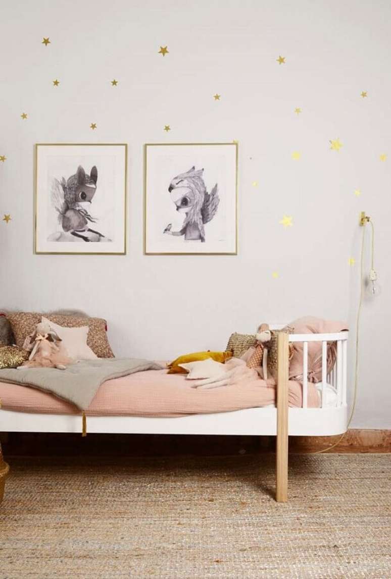 60. Decoração minimalista com quadros para quarto feminino infantil – Foto: DecoPeques