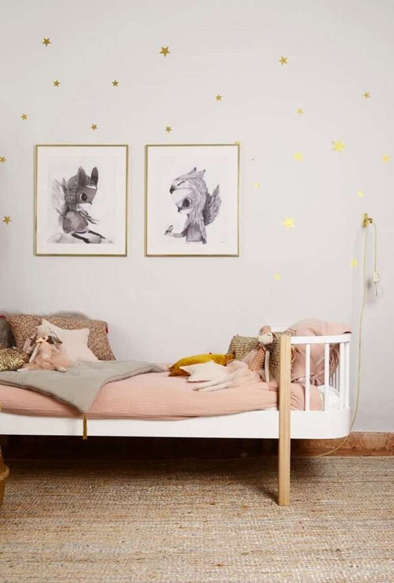 60. Decora&ccedil;&atilde;o minimalista com quadros para quarto feminino infantil &ndash; Foto: DecoPeques