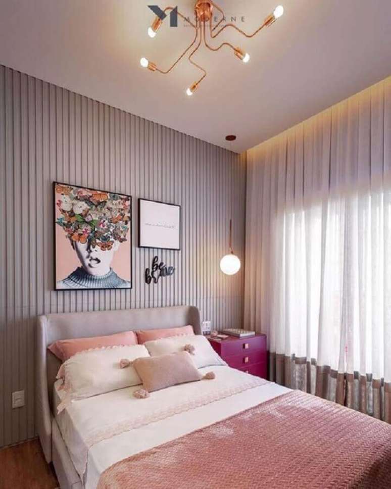 61. Decoração moderna com quadros para quarto feminino cinza e rosa – Foto: Eu Capricho