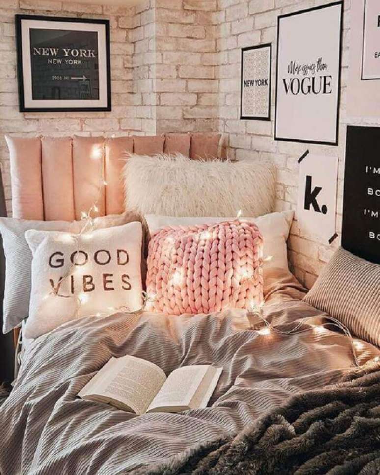 62. Parede de tijolinho branco decorada com quadros para quarto feminino – Foto: Dormify