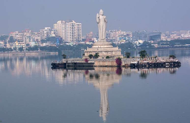 O lago artificial Hussain Sagar fica no centro de Hyderabad
