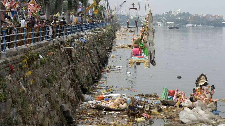 O lago é um ponto escolhido por indianos para submergir imagens do deus Ganesha