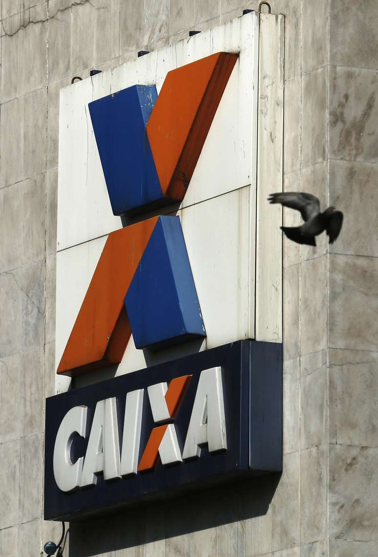 Vista do logotipo da Caixa Economica Federal no pr&eacute;dio do banco no Rio de Janeiro.  20/8/2014. REUTERS/Pilar Olivares 