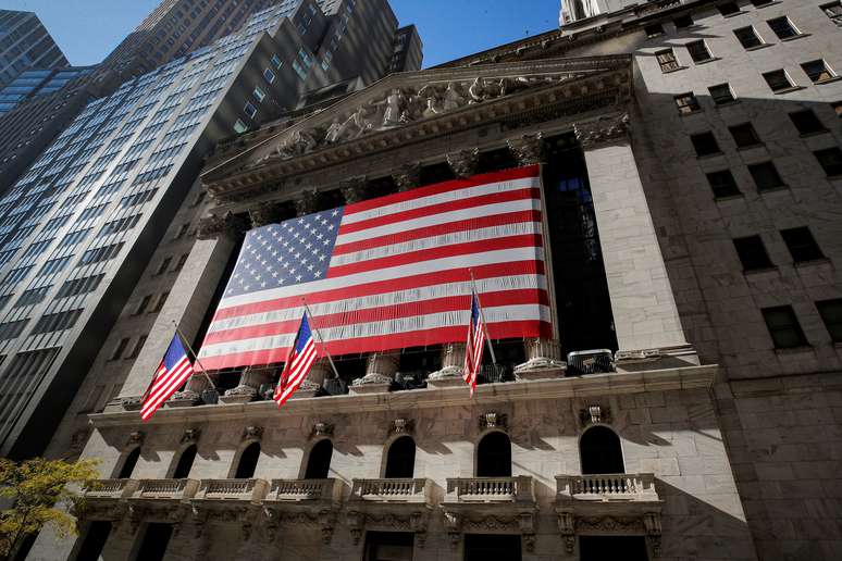 Bandeira dos EUA cobre a fachada frontal da Bolsa de Valores de Nova York (NYSE), 9 de novembro de 2020. REUTERS/Brendan McDermid