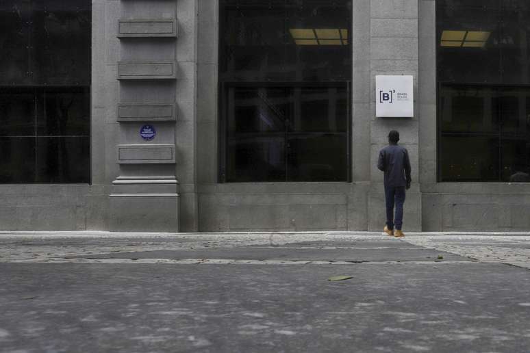 Homem para em frente ao edifício sede da B3, em São Paulo. 6/3/2020. REUTERS/Rahel Patrasso