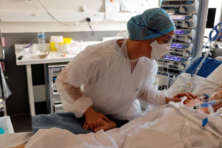 Enfermeira segura a mão de homem na UTI infectado com o novo coronavírus, em hospital de Roubaix, França
06/11/2020
REUTERS/Pascal Rossignol