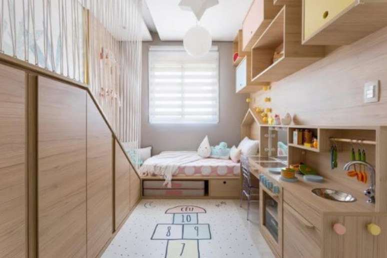 34. Quarto planejado infantil com cabeceira de madeira estilo casinha – Via: Ba Cla Arquitetura Infantil