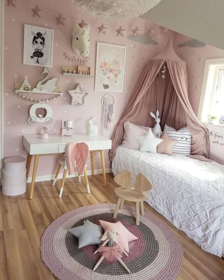 11. Cabeceira com dossel rosa no quarto infantil – Via: Pinterest