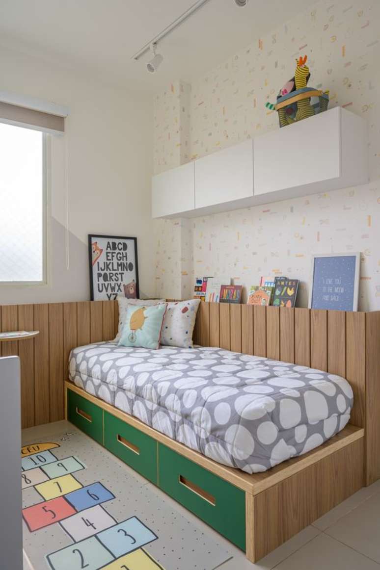 16. Cabeceira infantil madeira ao redor da cama – Via: Elefante Design para Pequenos
