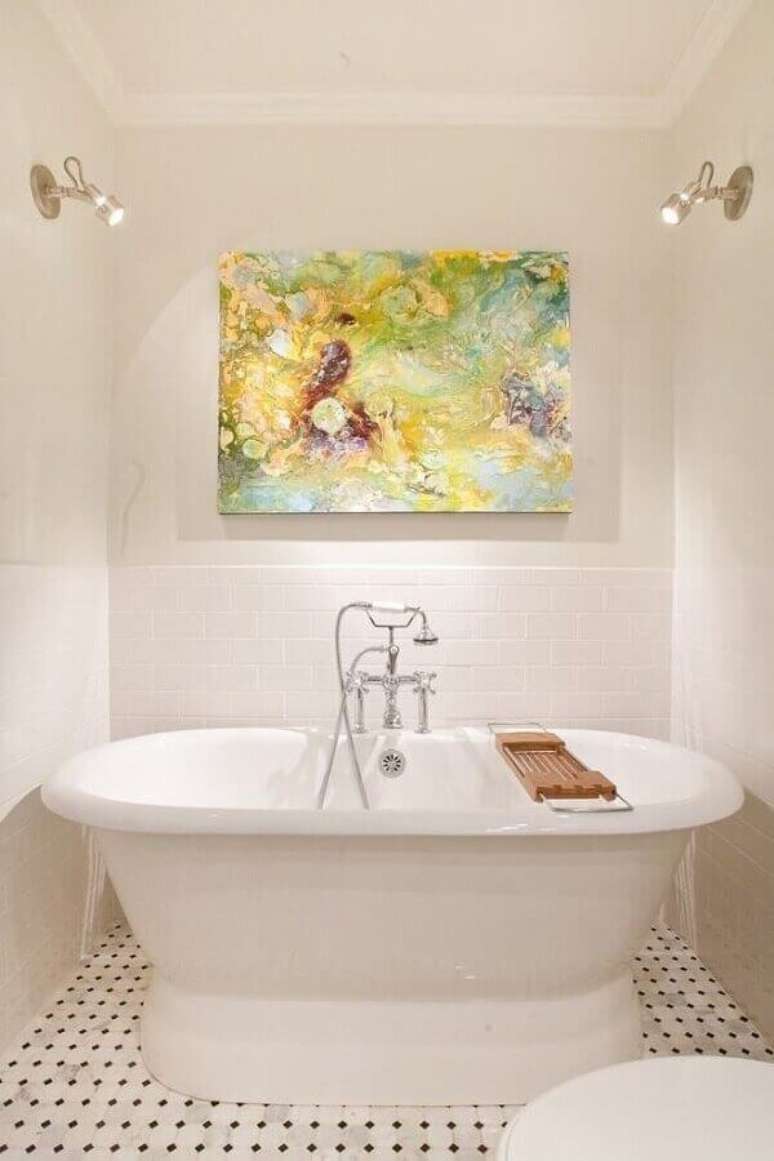 53. Decora&ccedil;&atilde;o com quadro colorido abstrato para banheiro branco. Fonte: Futurist Architecture