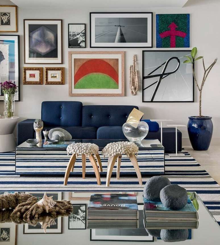 47. Em paredes maiores, utilize quadros coloridos menores formando uma composi&ccedil;&atilde;o diferente. Fonte: Pinterest