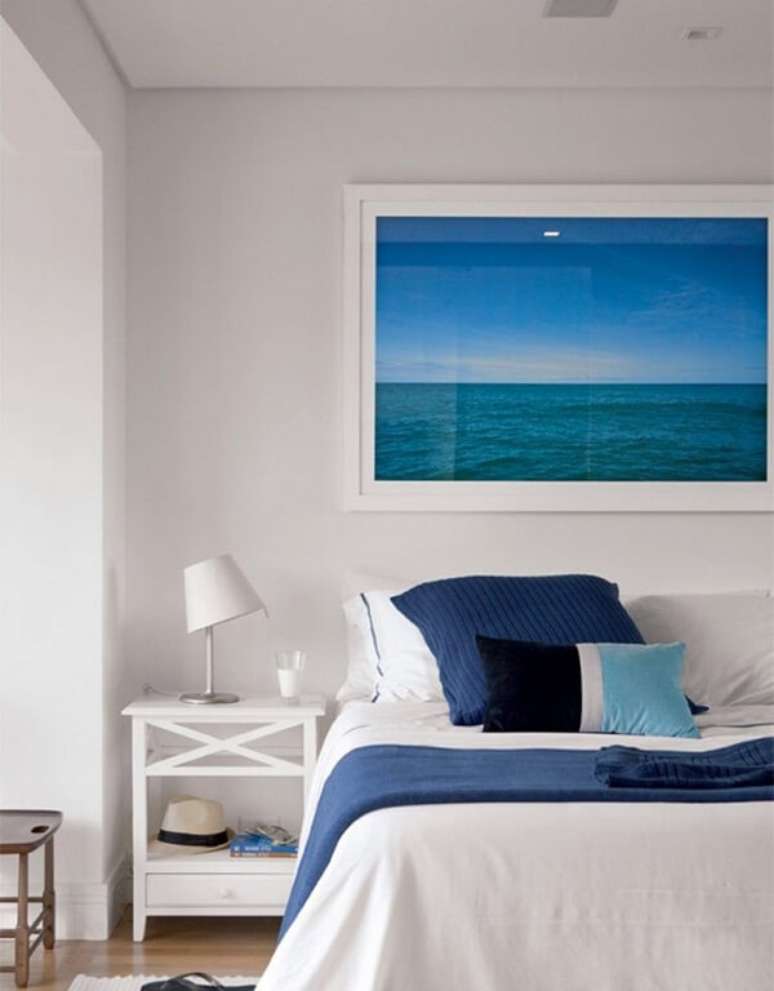 10. Fa&ccedil;a com que os quadros decorativos do quarto se conectem com os demais elementos do ambiente. Fonte: Pinterest