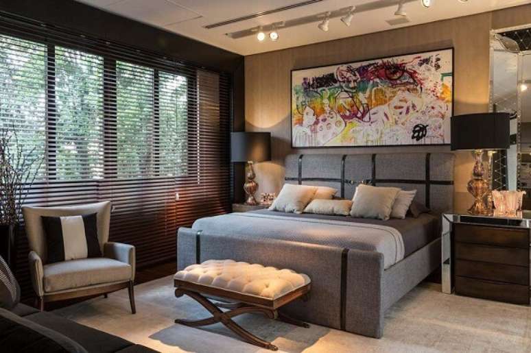 32. O quadro colorido acompanha o tamanho da cabeceira da cama. Fonte: Pinterest