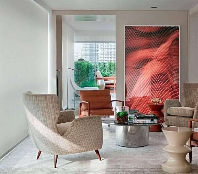 46. O quadro colorido foi apoiado no piso e n&atilde;o atrapalha a circula&ccedil;&atilde;o de pessoas. Fonte: Pinterest