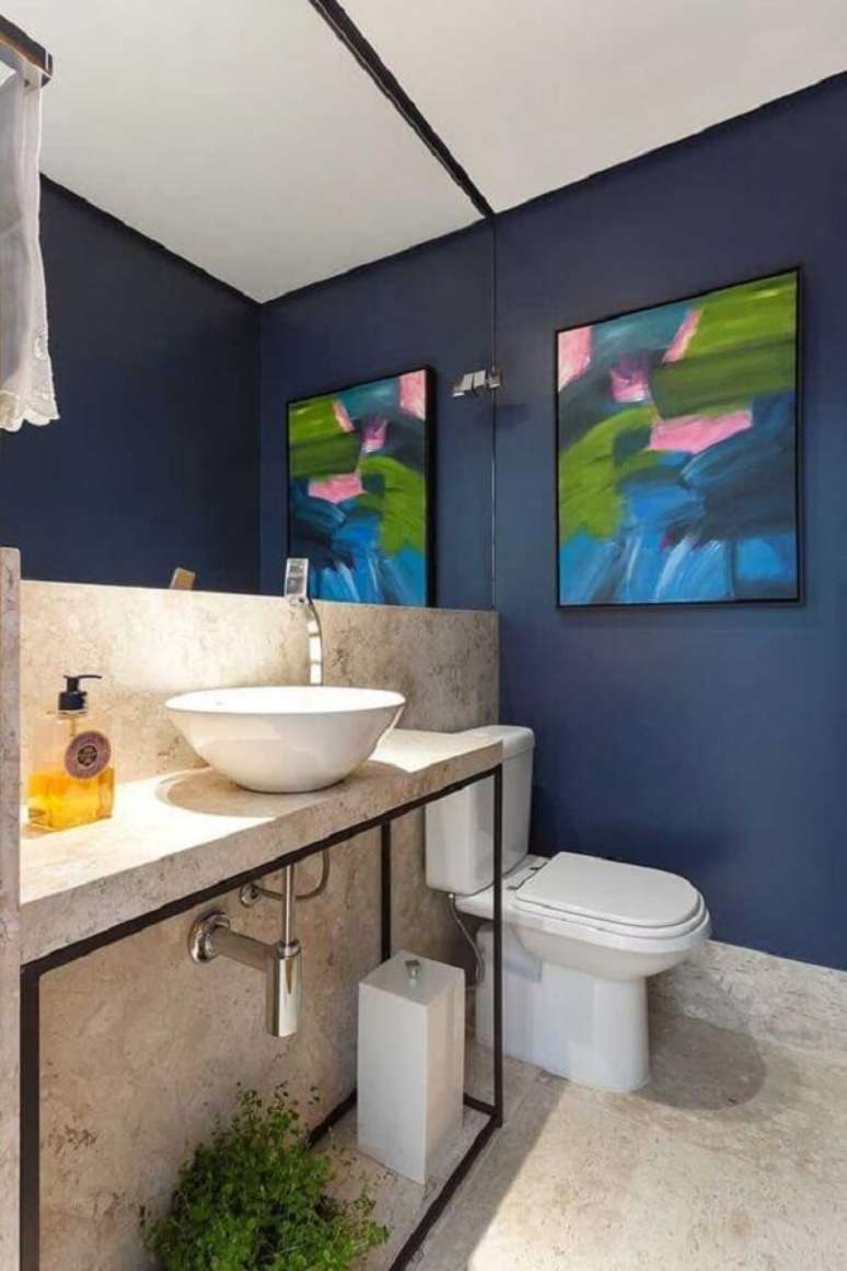23. O quadro colorido se destaca na parede do banheiro. Fonte: Casa de Valentina