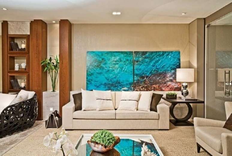 31. Os quadros coloridos trazem alegria para o espa&ccedil;o. Fonte: Pinterest