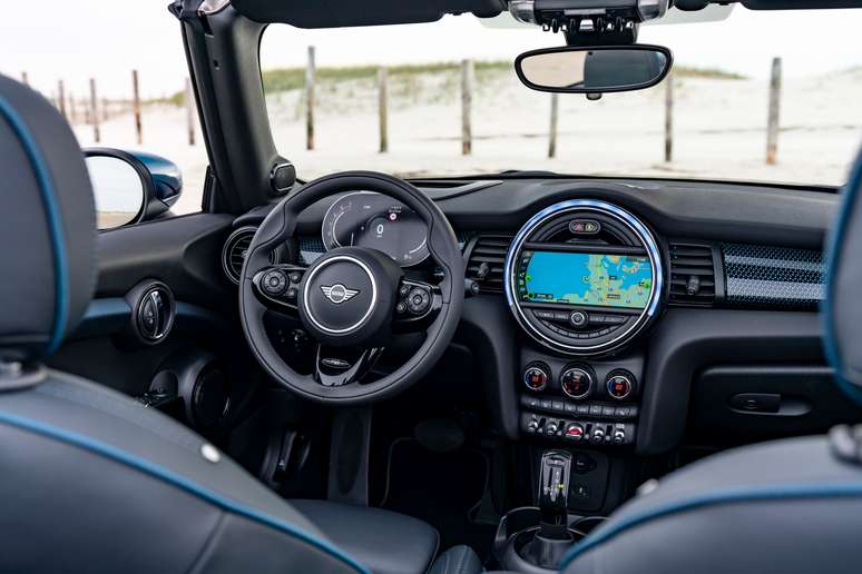 Interior do Mini Cooper Cabrio Sidewalk: conectividade completa.