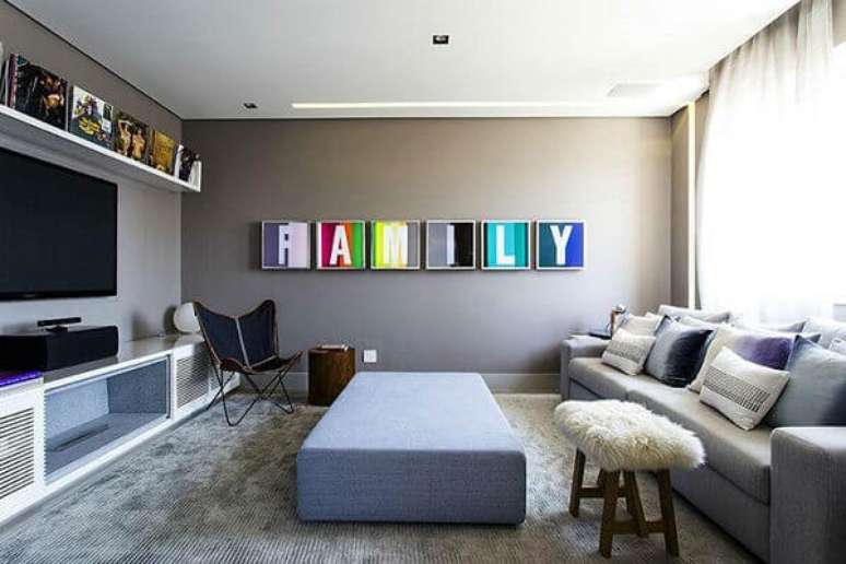 8. Quadros coloridos para sala de tv que representam a uni&atilde;o da fam&iacute;lia nesse ambiente. Fonte: Pinterest