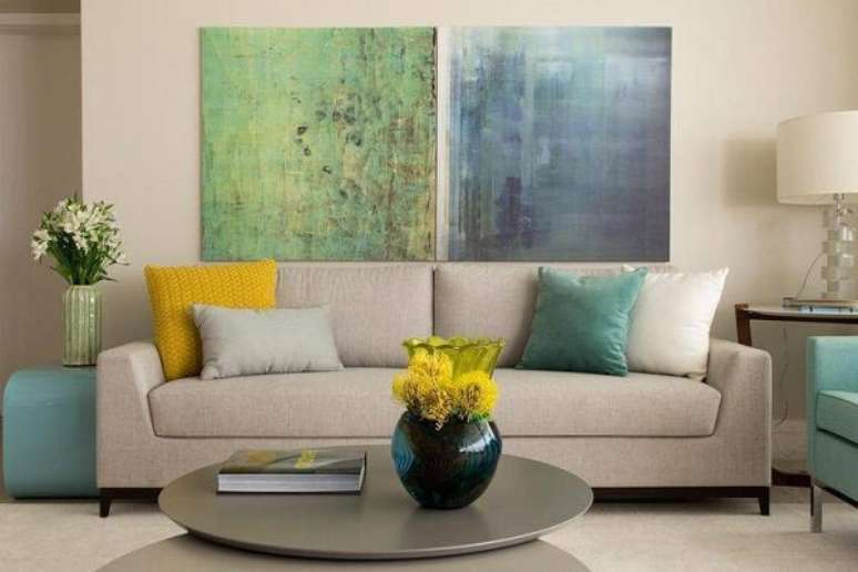 21. Quadros coloridos para sala quebram a neutralidade da decora&ccedil;&atilde;o. Projeto de Marilia Veiga