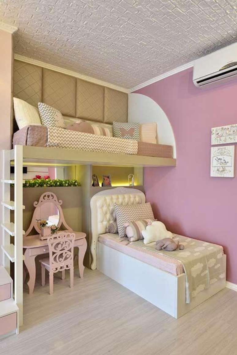 31. Quarto infantil com beliche planejada e cabeceira infantil estofada – Via: Casa Abril