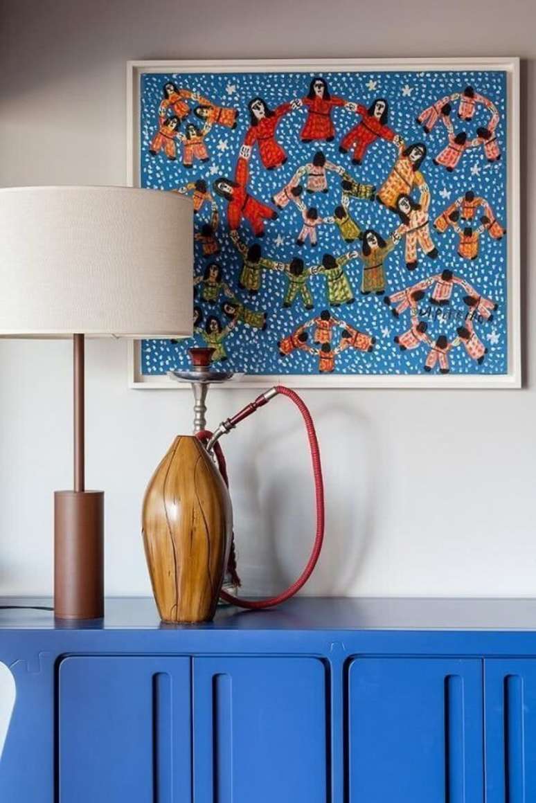 13. Voc&ecirc; pode combinar o quadro colorido com a cor dos m&oacute;veis. Fonte: Pinterest