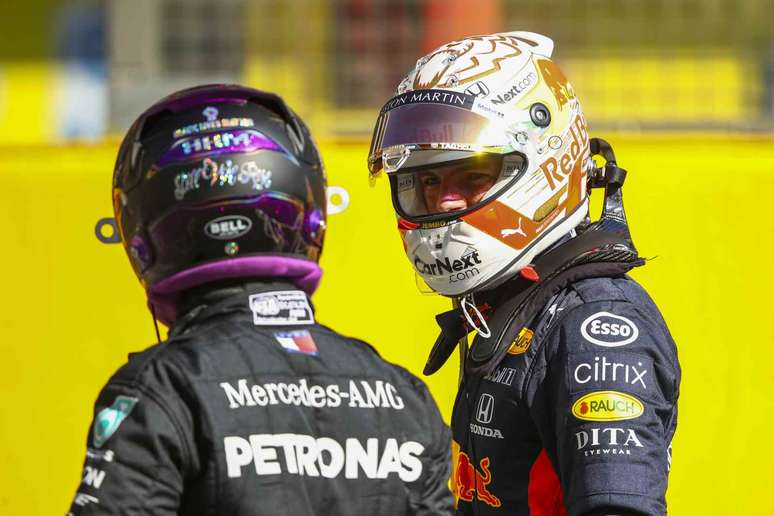 Lewis Hamilton conversa com Max Verstappen após a classificação 