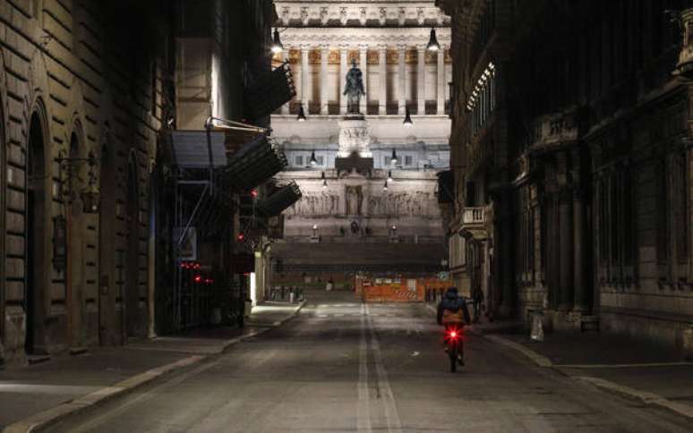 Rua no centro de Roma vazia durante toque de recolher noturno