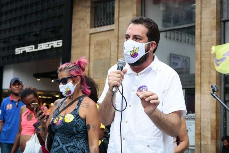 O candidato Guilherme Boulos durante agenda de campanha