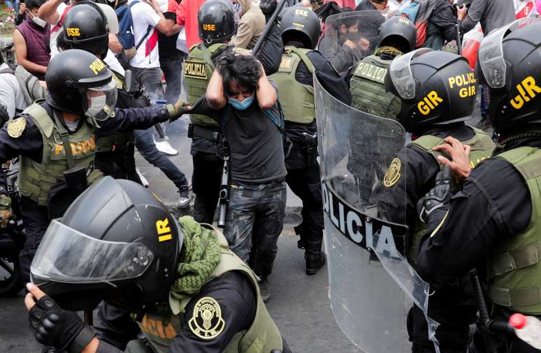 Pol&iacute;cia prende manifestante em protesto ap&oacute;s posse de Merino em Lima, Peru 
10/11/2020  REUTERS/Sebastian Castaneda  