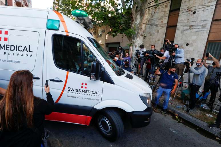 Ambul&acirc;ncia com Diego Maradona deixa hospital nos arredores de Buenos Aires
11/11/2020
REUTERS/Agustin Marcarian