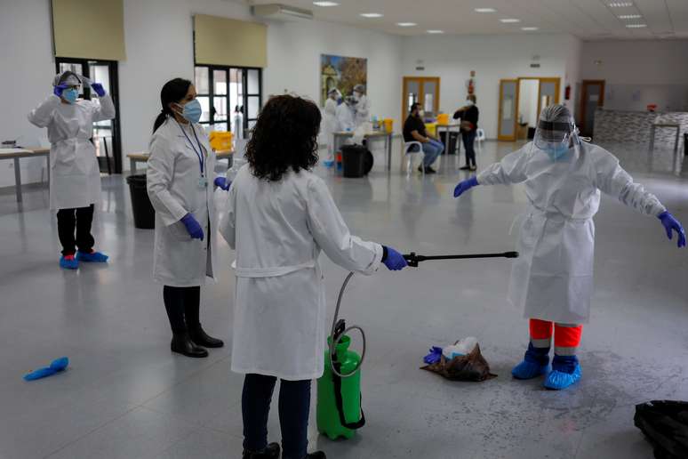 Agente de saúde desinfecta colega após coletarem amostras de moradores para testagem em massa de Covid-19 em Ronda, na Espanha
11/11/2020
REUTERS/Jon Nazca