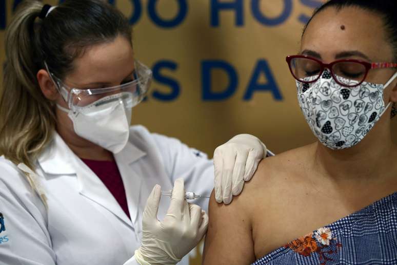 Enfermeira aplica candidata a vacina CoronaVac em voluntária de testes em Porto Alegre
08/08/2020
REUTERS/Diego Vara