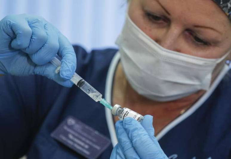 Mundo vive corrida contra o tempo para desenvolver vacina contra o novo coronavírus