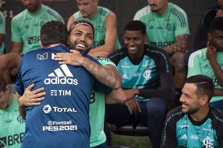 Rogério Ceni e Gabigol se abraçam durante a apresentação do técnico no Flamengo