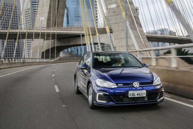 Volkswagen Golf GTE: roda 50 km no modo elétrico e agora pode ser alugado na Unidas.