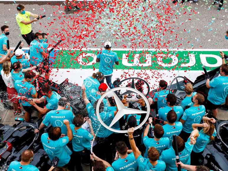 Um rolo compressor: Mercedes amassa a concorrência.