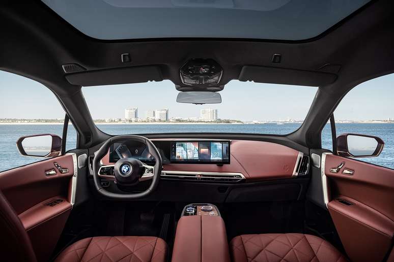 Interior do BMW iX tem uma leitura diferente e mais moderna do design automotivo.
