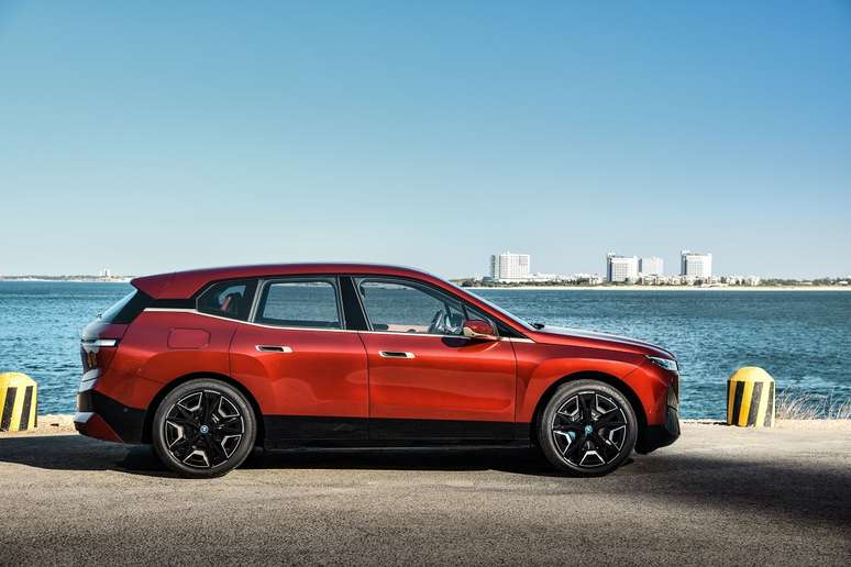 BMW iX lembra visualmente a família X com motores a combustão, mas com detelhas exclusivos.