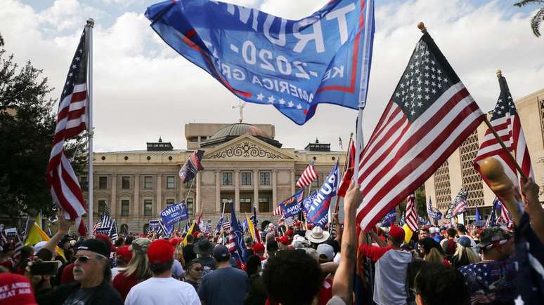 Manifestantes contestam processo eleitoral em Phoenix, no Arizona