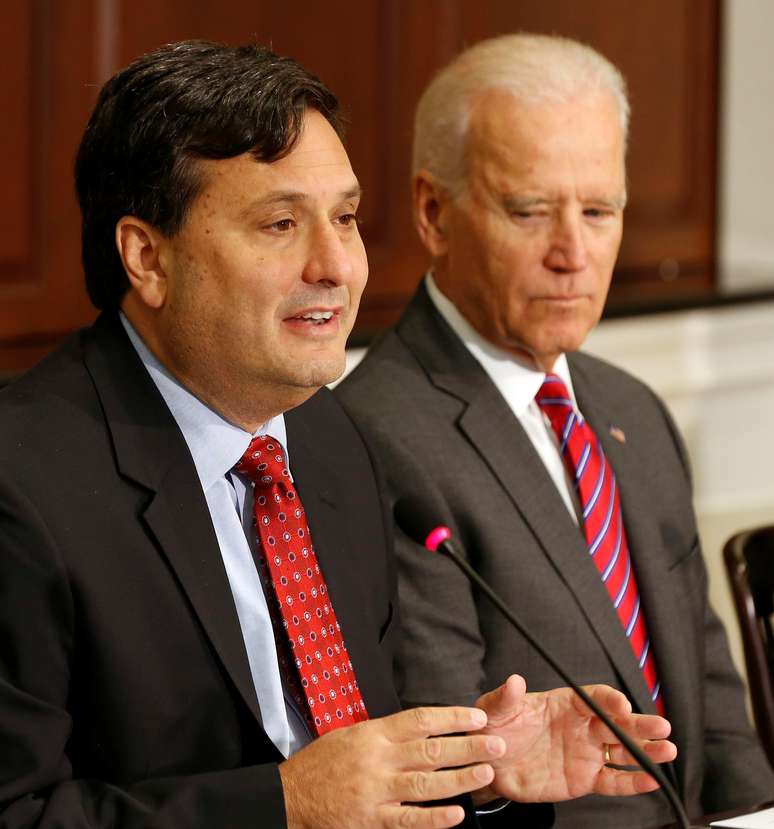 Ron Klain ao lado de Joe Biden na Casa Branca em 2014
13/11/2014 REUTERS/Larry Downing  