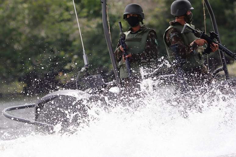 Militares patrulham fronteira com Guiana Francesa, durante operação chamada Ágata, no Oiapoque,  Amapá
31/10/2020 REUTERS/Adriano Machado