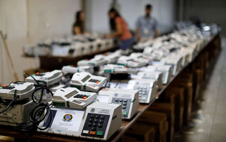 Urnas eletrônicas sendo preparadas para eleições