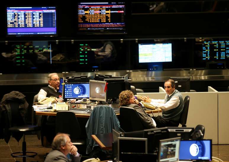 Operadores na Bolsa de Valores de Buenos Aires (BCBA), Argentina. 2 de setembro de 2019. REUTERS/Agustin Marcarian