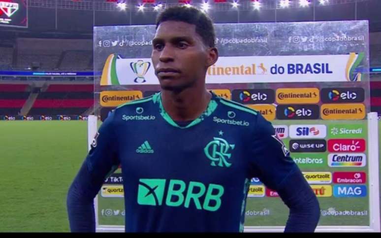Hugo Souza assumiu erro pela derrota do Fla para o São Paulo; ele não recebeu em campo apoio do técnico Rogério Ceni