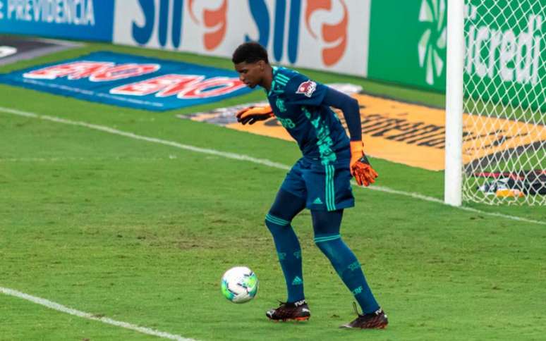 Hugo Souza em ação pelo Flamengo. Goleiro errou feio ao tentar sair jogando (Foto: Maga Jr/Ofotografico)