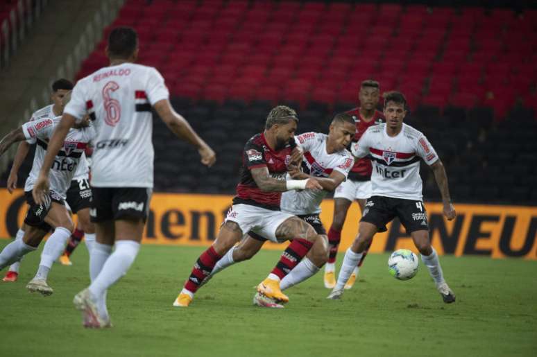 Gabigol fez o gol do Flamengo, que perdeu para o São Paulo por 2 x 1