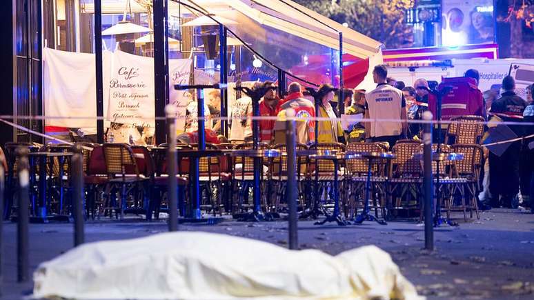 Os extremistas tamb&eacute;m tinham como alvo pessoas que jantavam ou bebiam em restaurantes nos movimentados 10&ordm; e 11&ordm; distritos de Paris