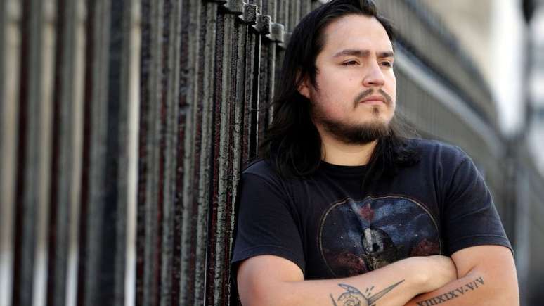 David Fritz Goeppinger nasceu em Puc&oacute;n, no sul do Chile, mudou-se para a Fran&ccedil;a aos 4 anos e, em 2015, tornou-se um dos sobreviventes do ataque ao Bataclan