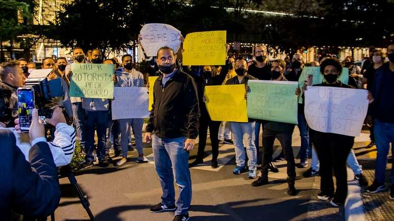 Marlon Luz fez campanha com apoiadores em um ato com cr&iacute;ticas aos aplicativos
