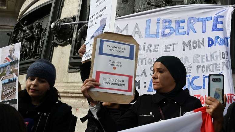 "Não toque no meu véu": mulher muçulmana protesta contra secularismo